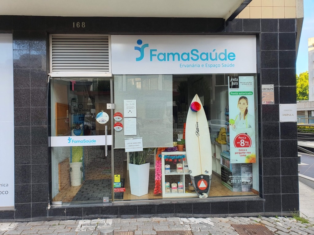 Fachada da loja física FamaSaúde na Praça D. Maria II, 168 em Famalicão